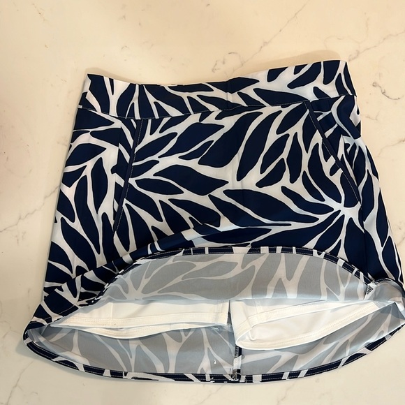 Brand New performance Vineyard Vines printed skort in White Bloom! - Picture 5 of 6